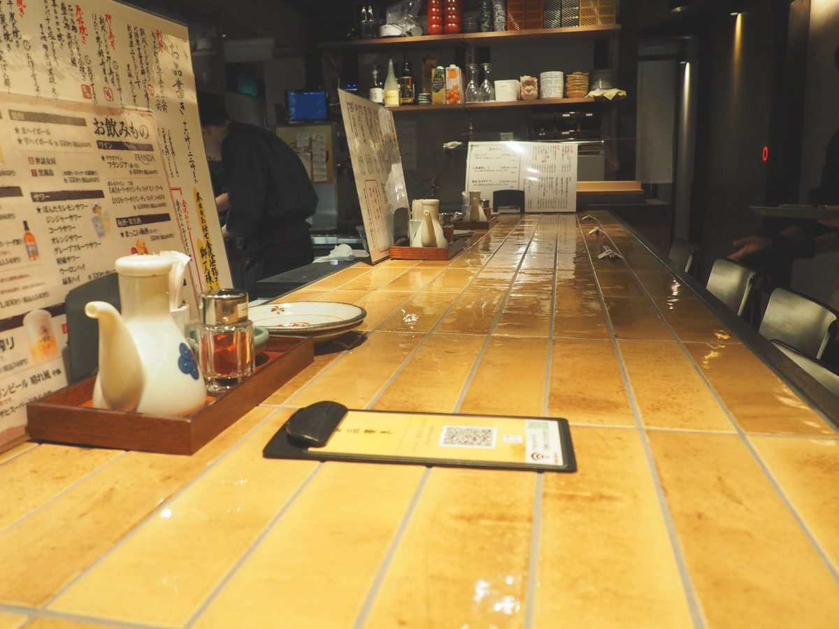 カウンター越しの調理場